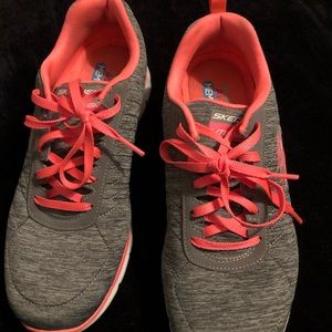 Skechers women’s Light weight 8.5 shoes!